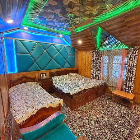 Exotic Young Shreen Houseboat Srīnagar エクステリア 写真