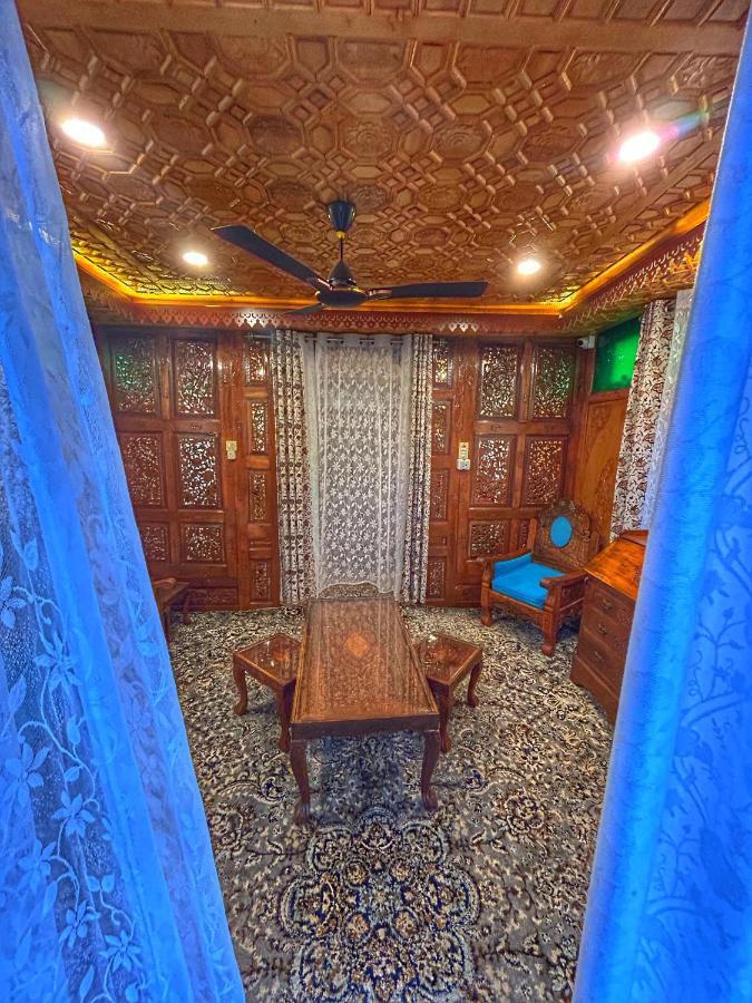 Exotic Young Shreen Houseboat Srīnagar エクステリア 写真