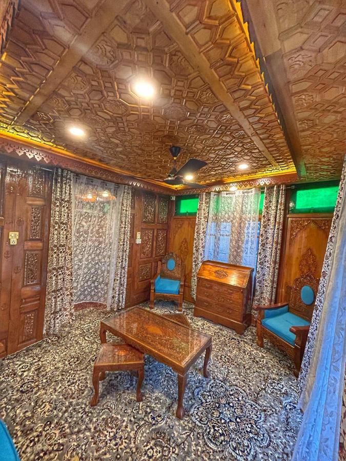 Exotic Young Shreen Houseboat Srīnagar エクステリア 写真